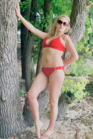 Rizlene escort girl in Bedford OH and massage parlor